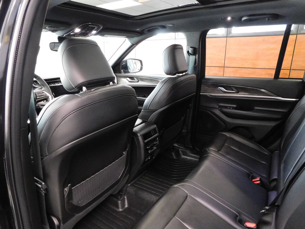 Used 2024 Jeep Grand Cherokee Limited w/ Black Appearance Package AWD/4WD image 31