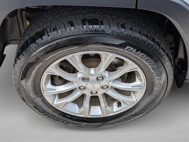 Used 2019 Jeep Cherokee Latitude w/ Cold Weather Group AWD/4WD image 26