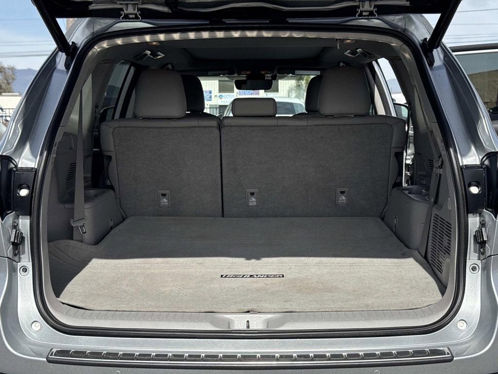 Used 2018 Toyota Highlander Limited Platinum w/ Carpet Mat Package (TMS) image 26
