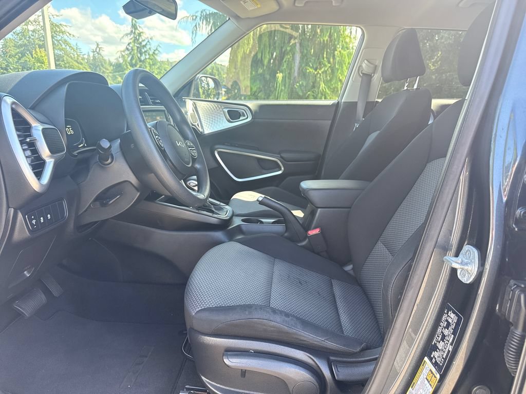 Used 2023 Kia Soul LX w/ LX Technology Package FWD image 5
