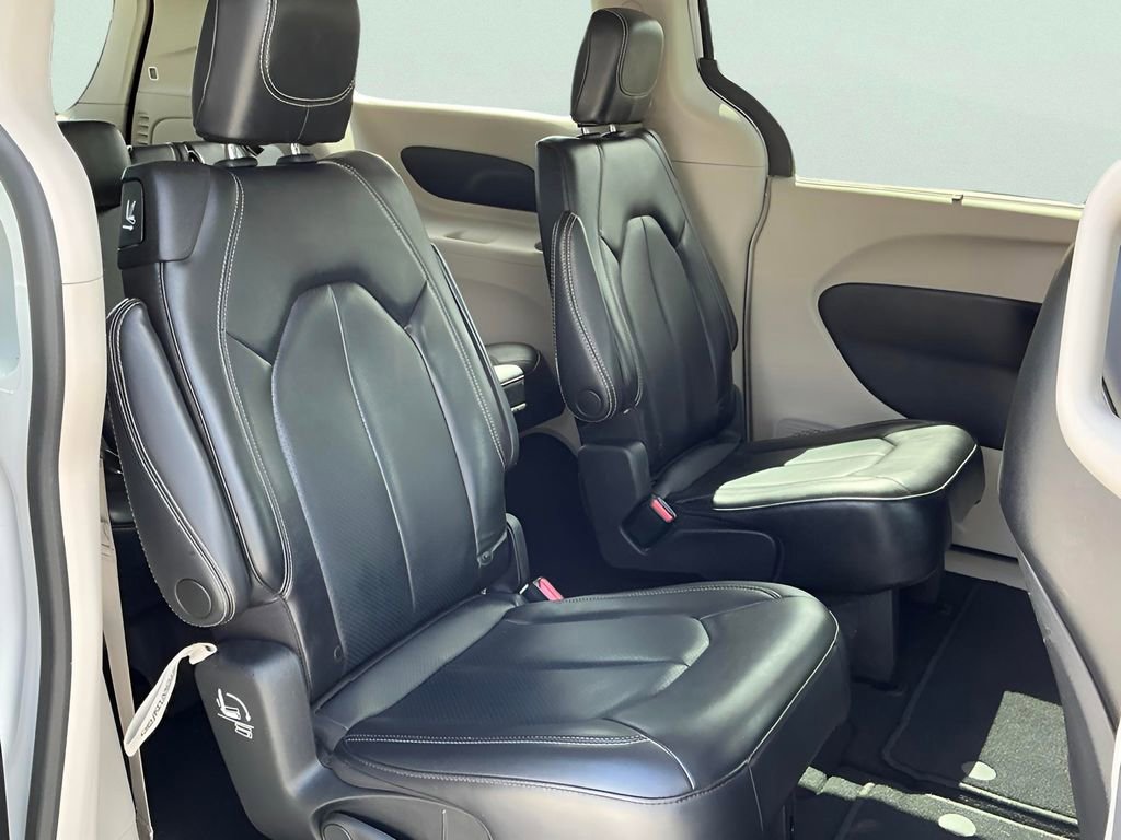 Used 2023 Chrysler Pacifica Touring-L image 19