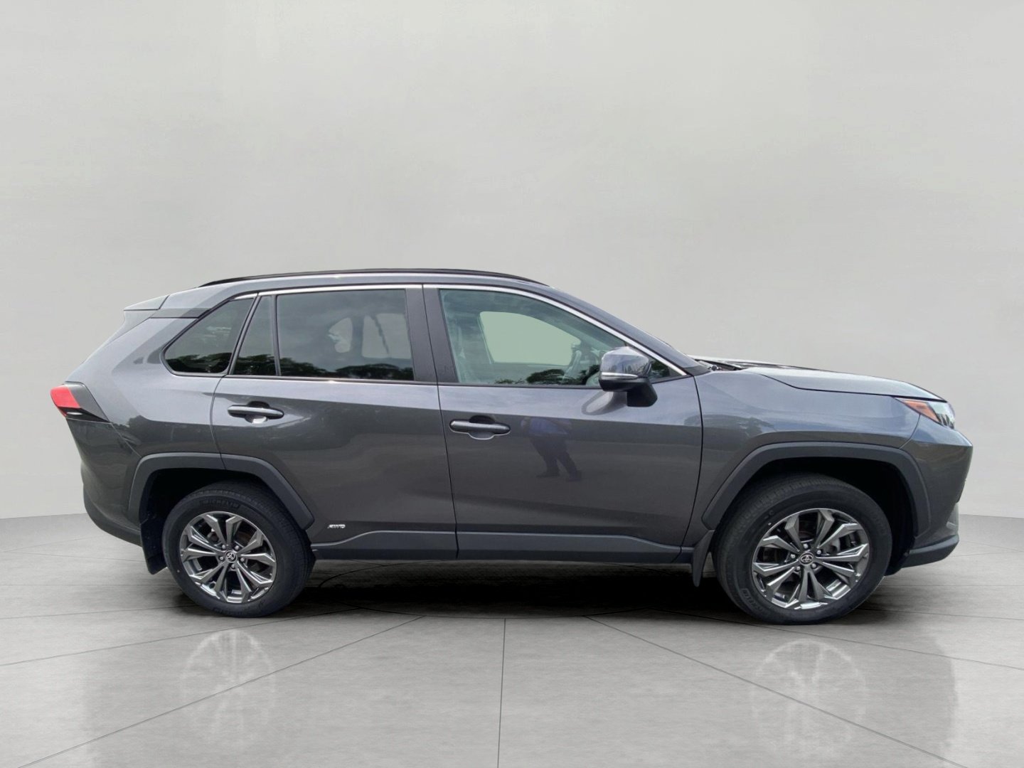 Used 2022 Toyota RAV4 XLE Premium AWD/4WD image 5