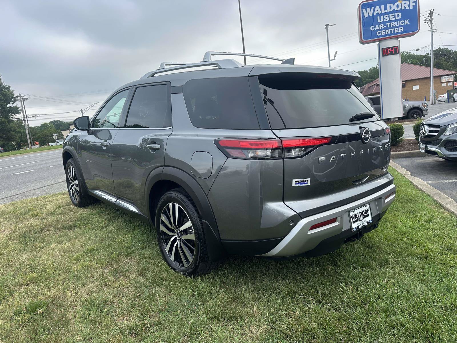 Used 2023 Nissan Pathfinder Platinum AWD/4WD image 4