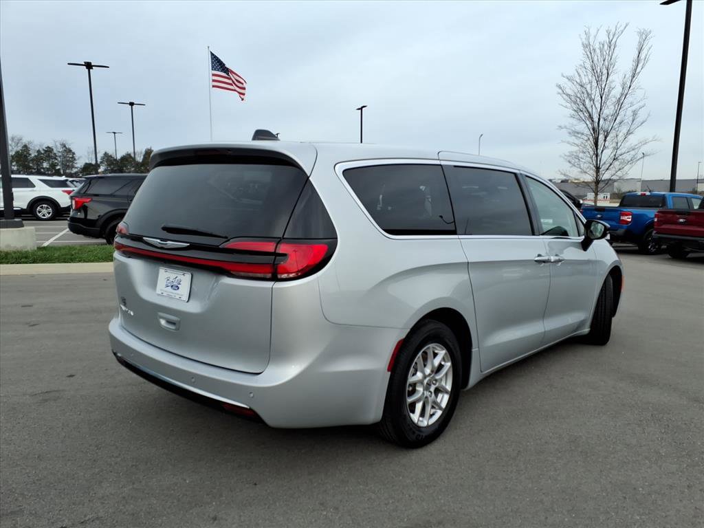 Used 2024 Chrysler Pacifica Touring-L image 5