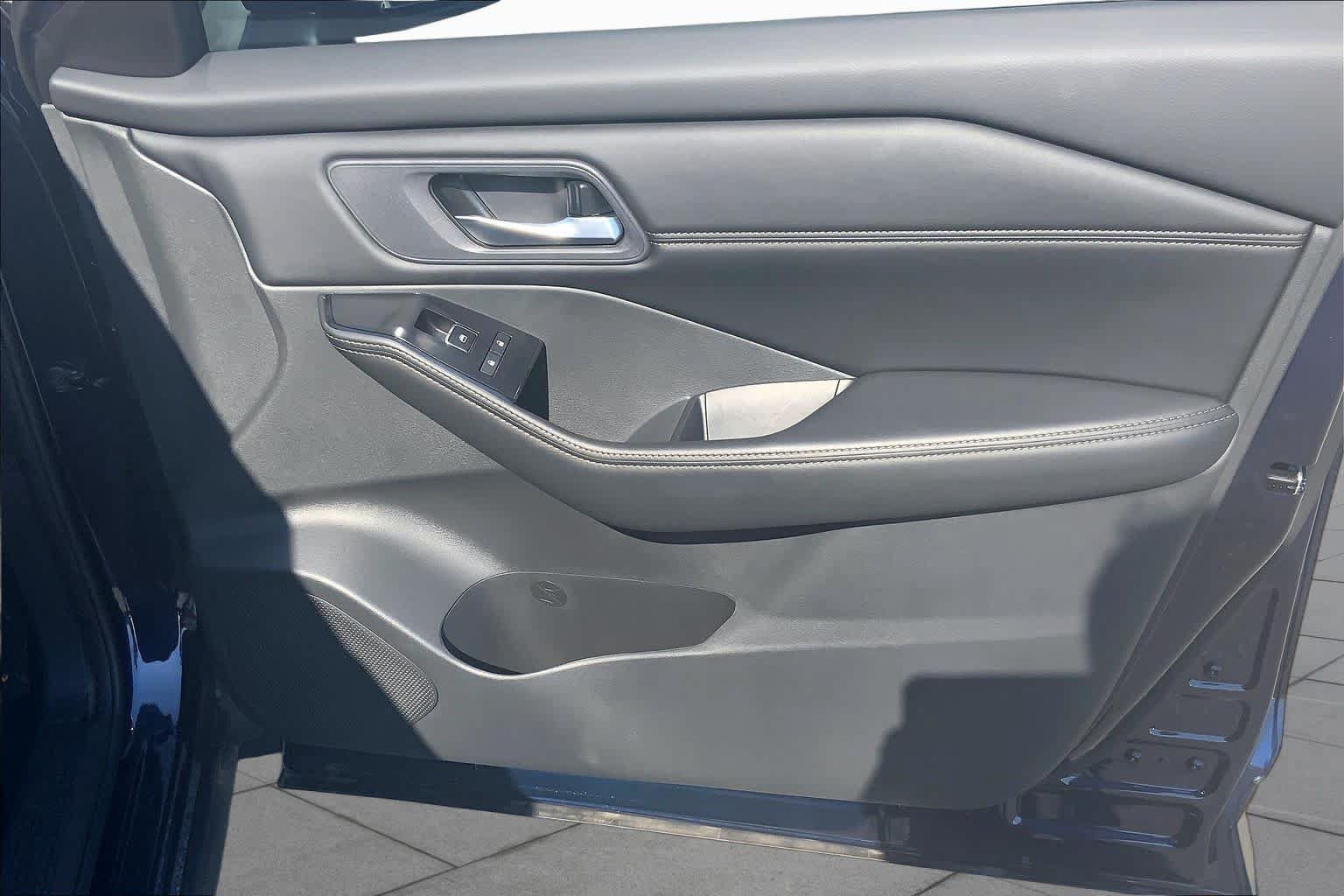 Used 2025 Nissan Rogue SL FWD image 23