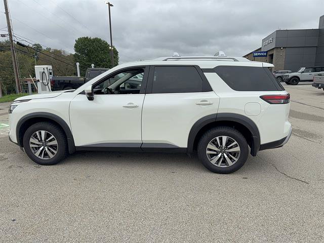 Used 2023 Nissan Pathfinder SL w/ Black Appearance Package AWD/4WD image 2