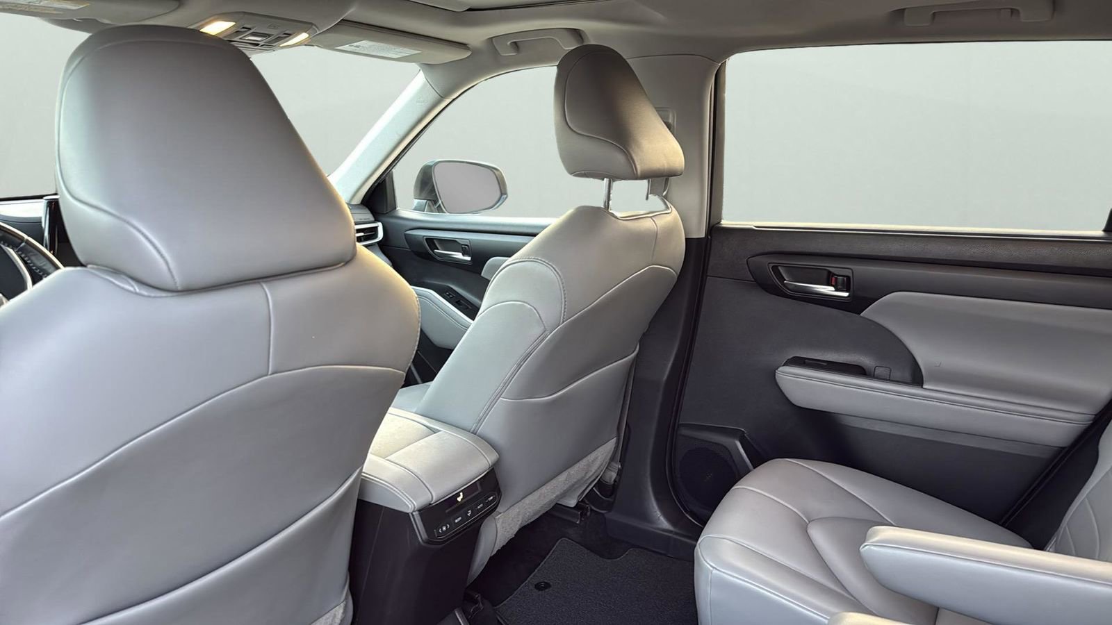 Used 2021 Toyota Highlander XLE image 27