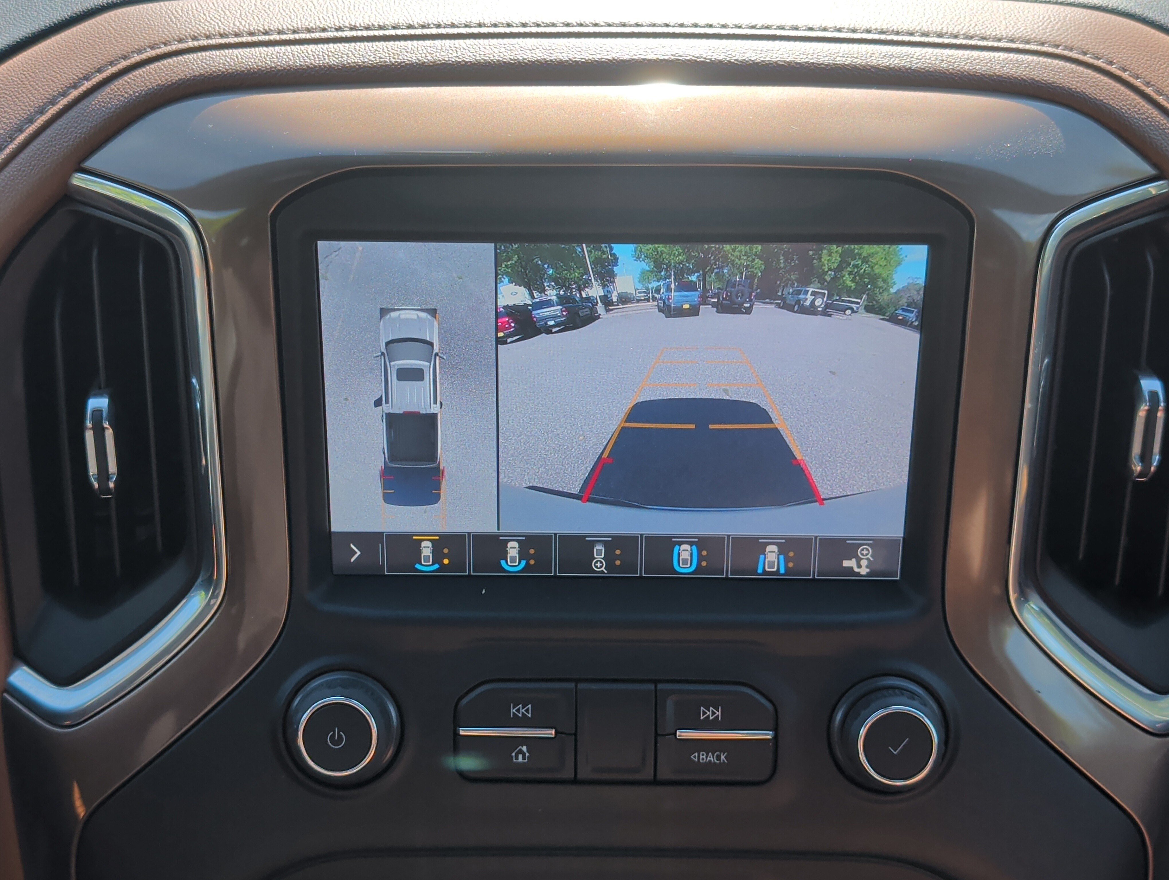 Used 2019 Chevrolet Silverado 1500 High Country w/ Technology Package AWD/4WD image 33