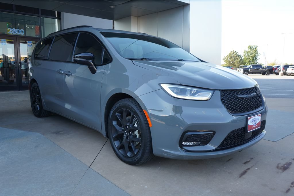 Used 2025 Chrysler Pacifica Limited FWD image 3