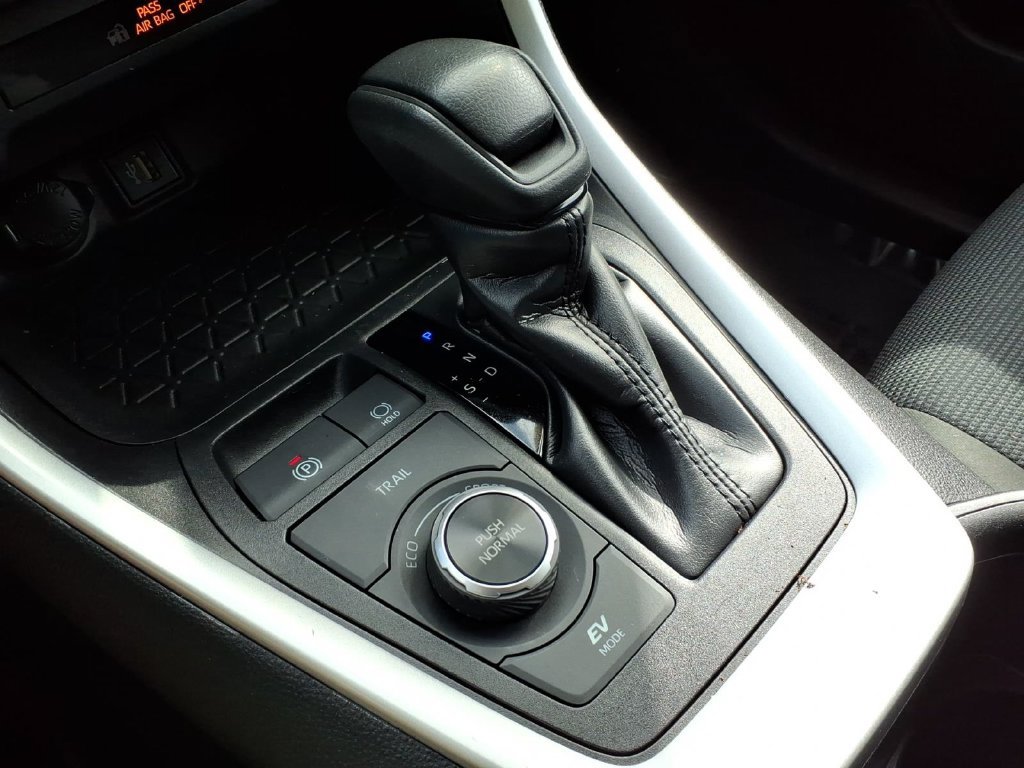 Used 2024 Toyota RAV4 LE AWD/4WD image 17