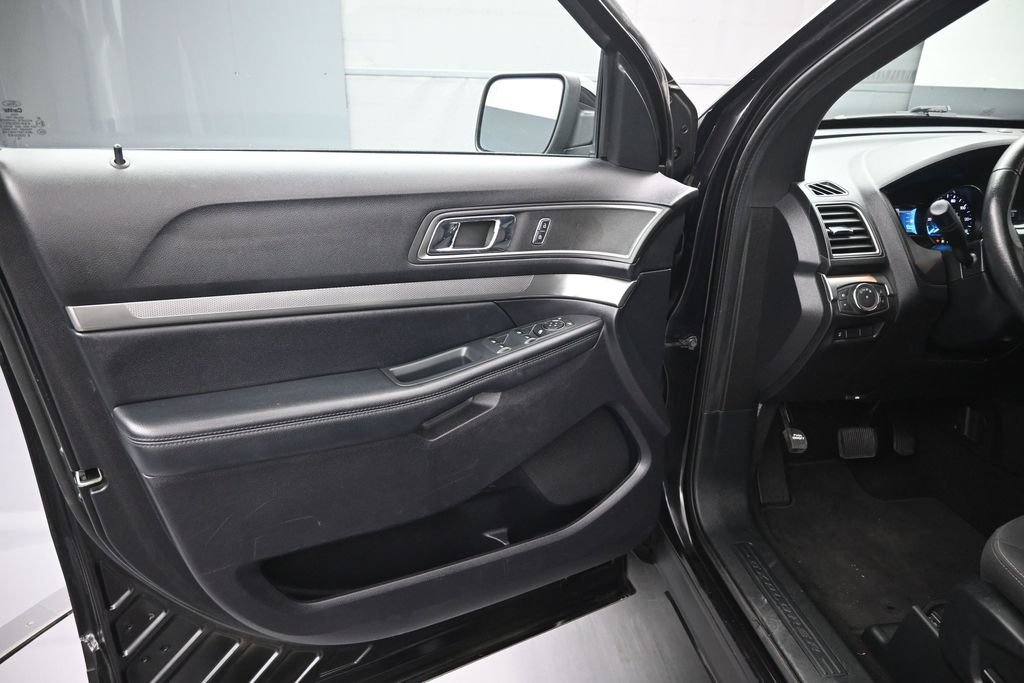 Certified 2019 Ford Explorer XLT FWD image 17