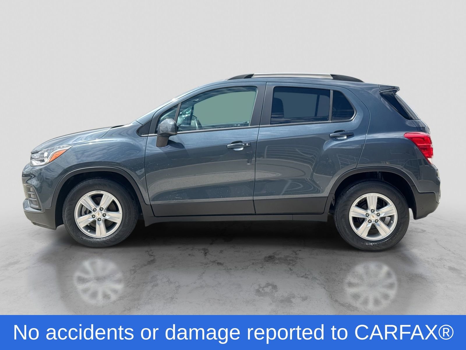 Used 2022 Chevrolet Trax LT w/ LT Convenience Package FWD image 3