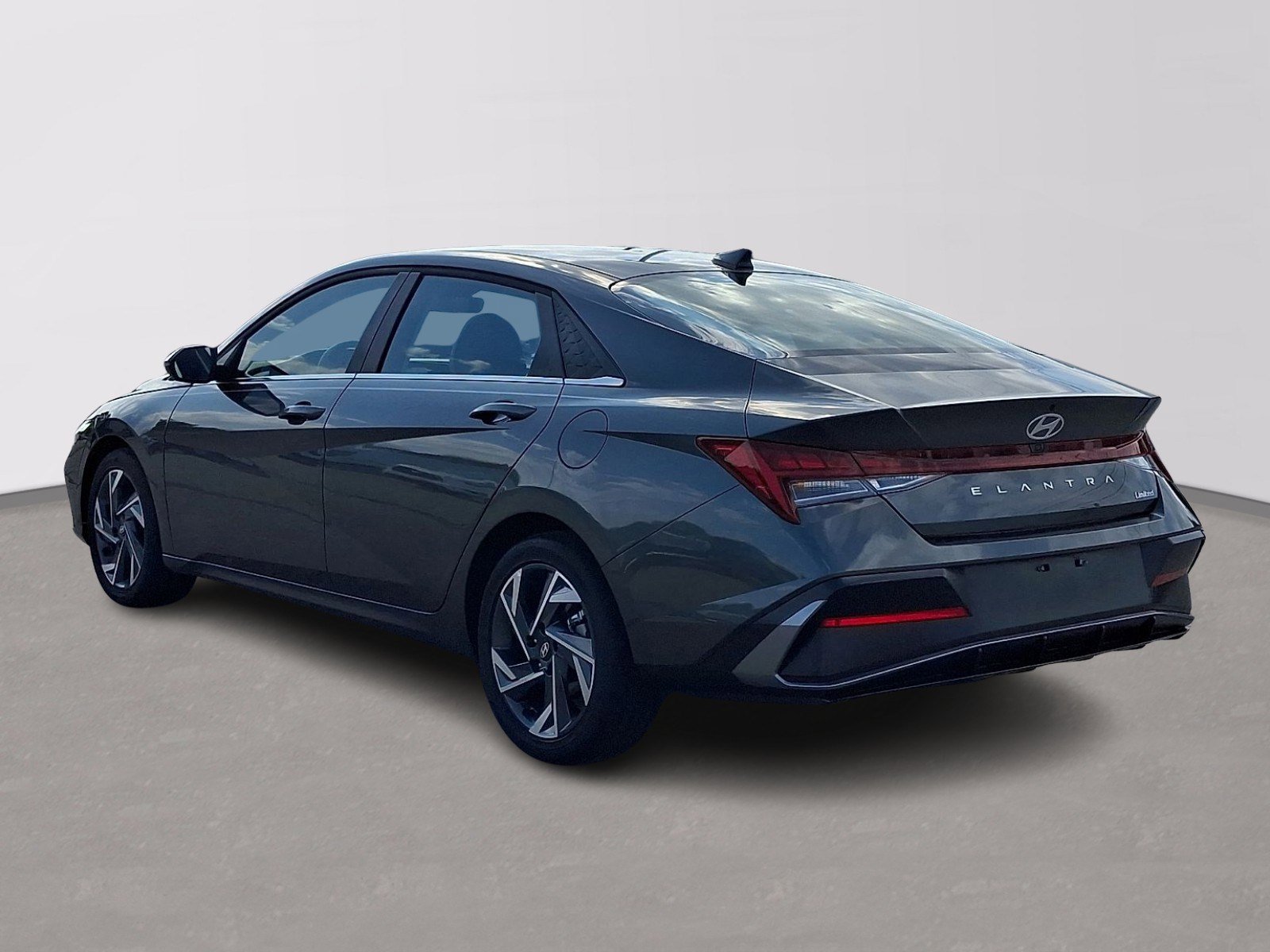 Used 2025 Hyundai Elantra Limited FWD image 4