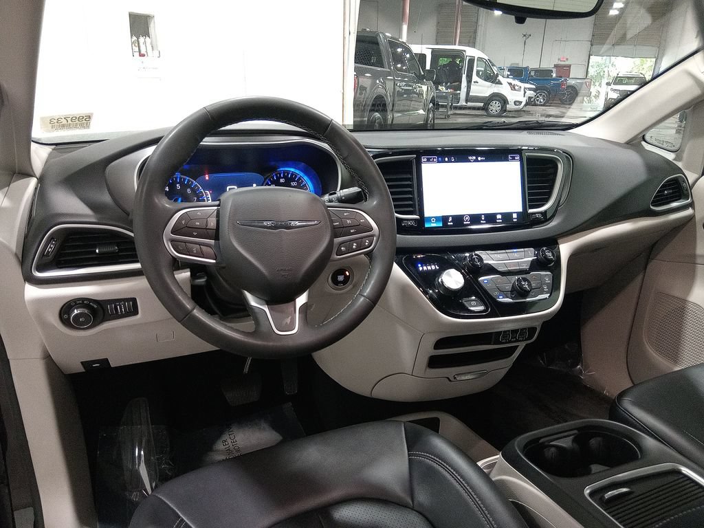 Used 2024 Chrysler Pacifica Touring-L FWD image 15