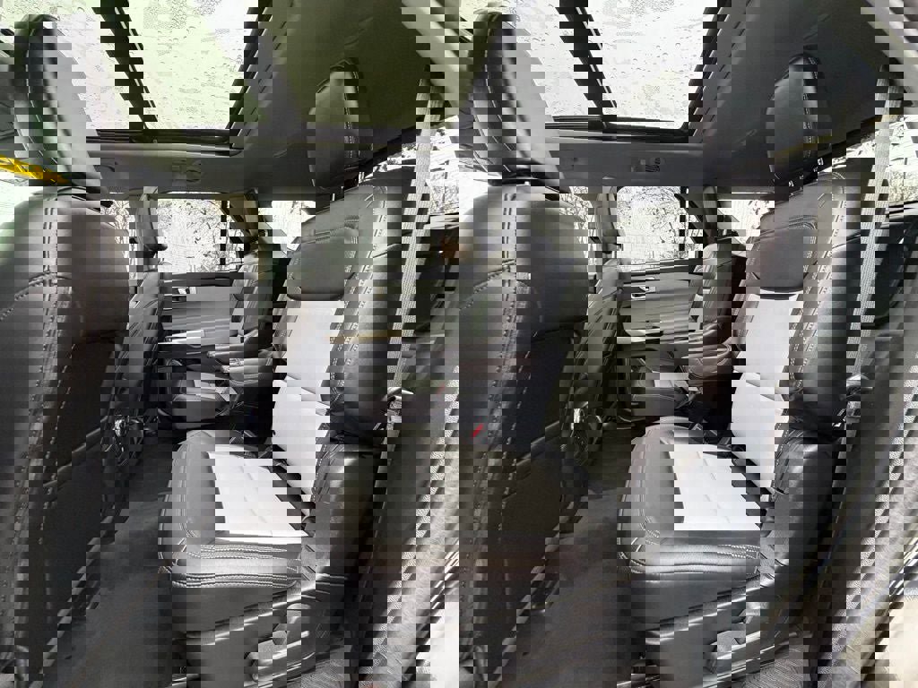 Certified 2022 Ford Explorer XLT w/ Equipment Group 202A image 36