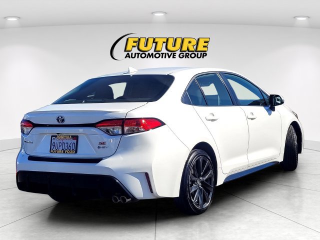 Used 2025 Toyota Corolla SE w/ SE Premium Package FWD image 4