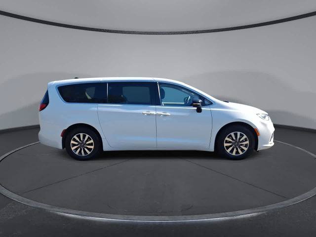 Used 2024 Chrysler Pacifica Limited FWD image 9