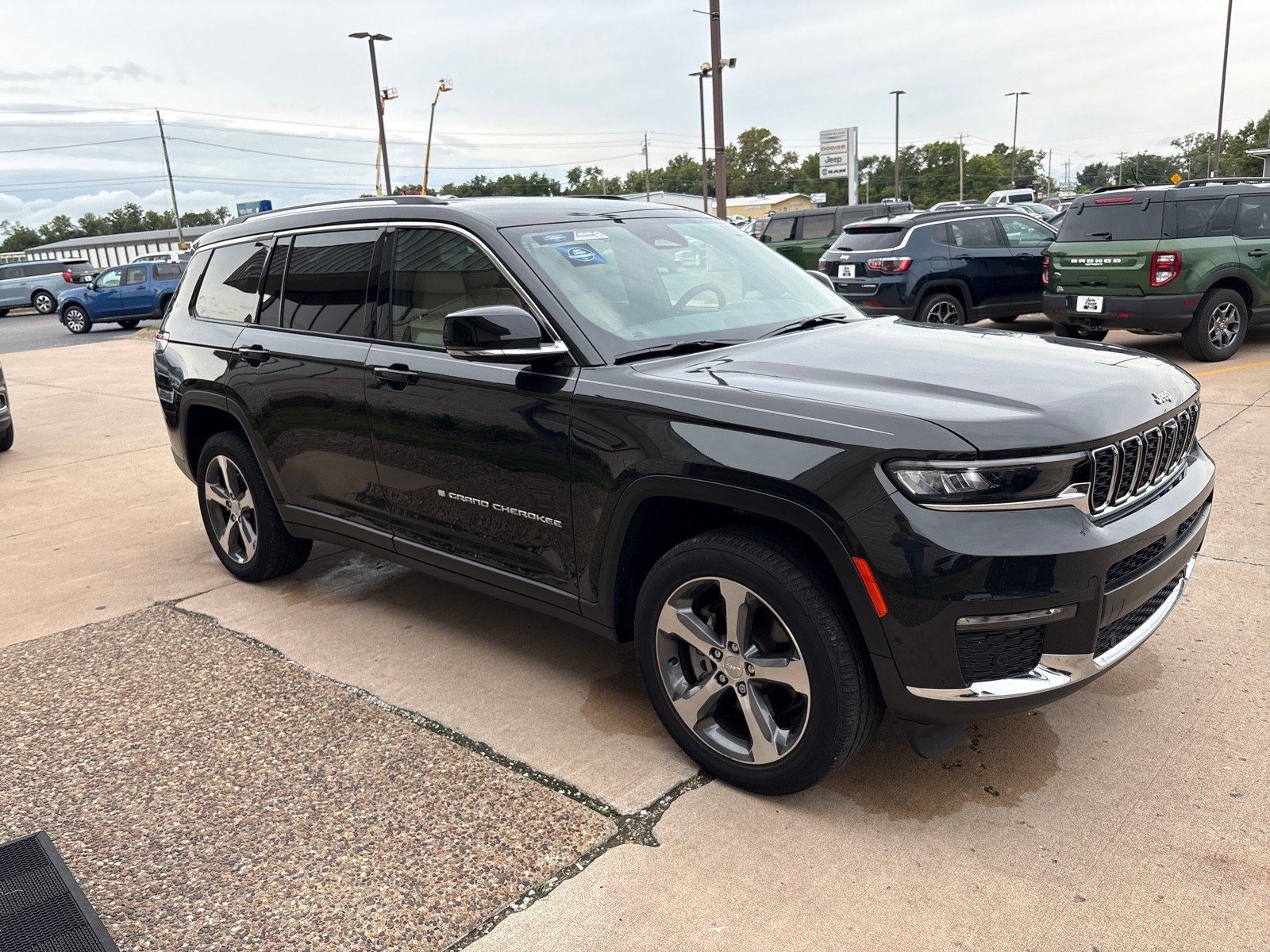 Used 2023 Jeep Grand Cherokee L Limited w/ Luxury Tech Group II AWD/4WD image 9