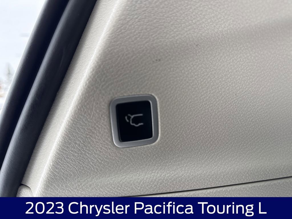Used 2023 Chrysler Pacifica Touring-L image 18