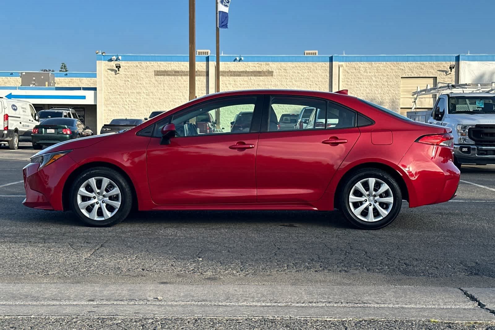 Used 2021 Toyota Corolla LE image 2