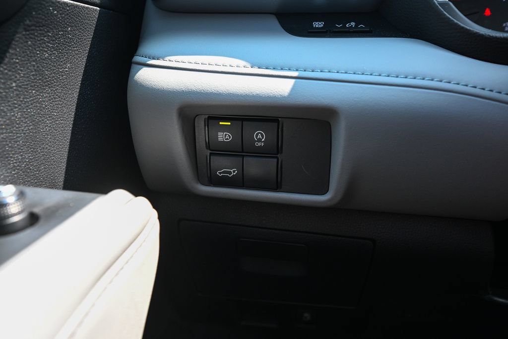 Used 2024 Toyota Highlander XLE AWD/4WD image 39
