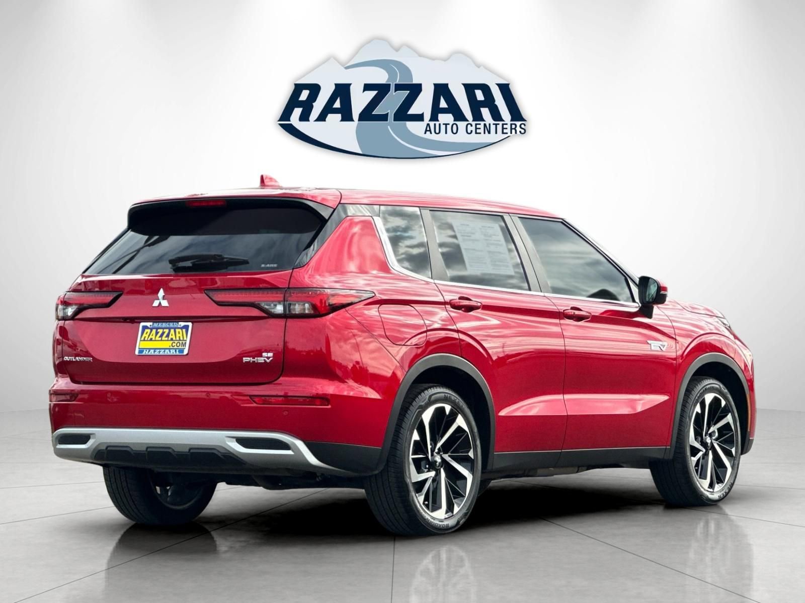 Used 2023 Mitsubishi Outlander 4WD Plug-In Hybrid image 3