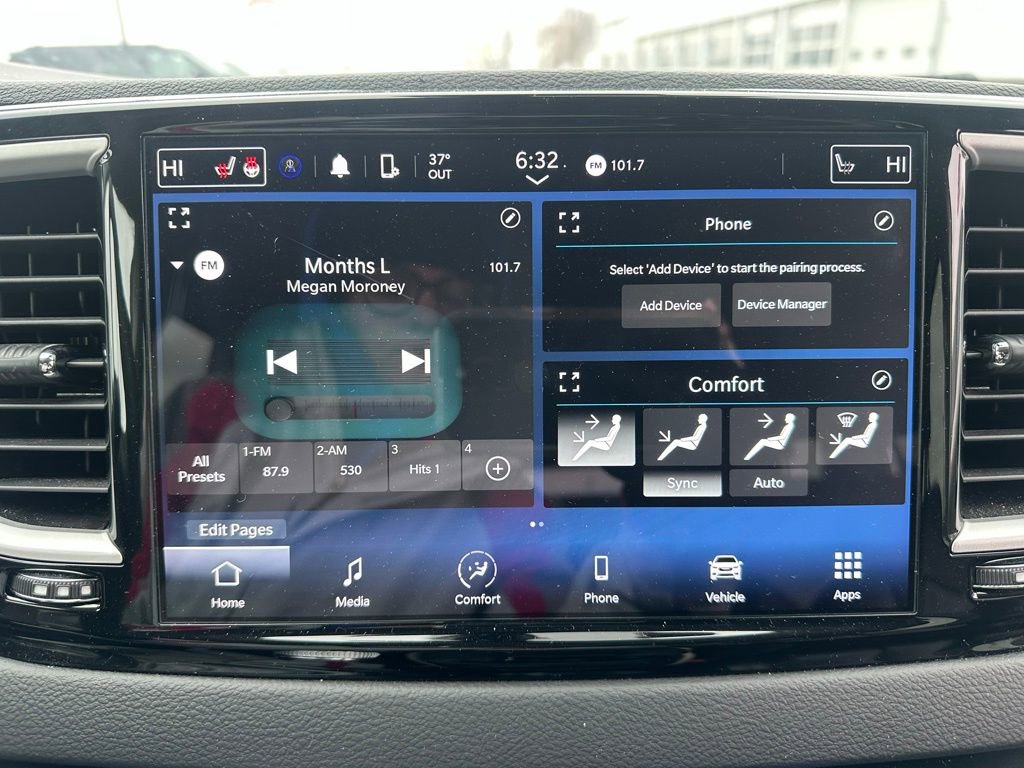 Used 2023 Chrysler Pacifica Touring-L image 5