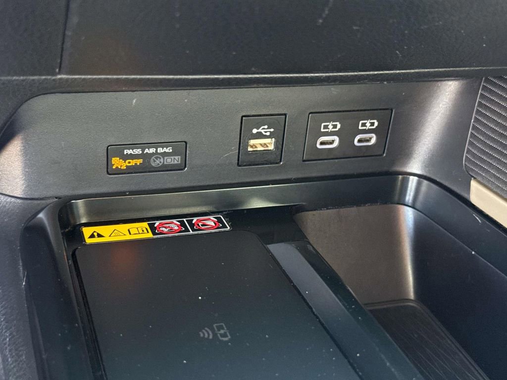 Used 2025 Toyota Camry SE w/ Convenience Package image 28