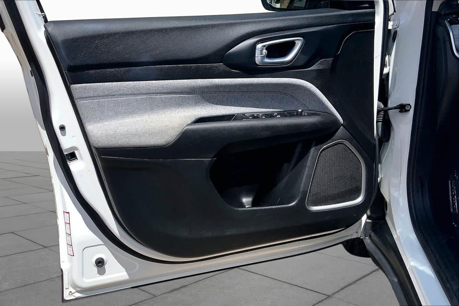 Used 2022 Jeep Compass Latitude FWD image 22