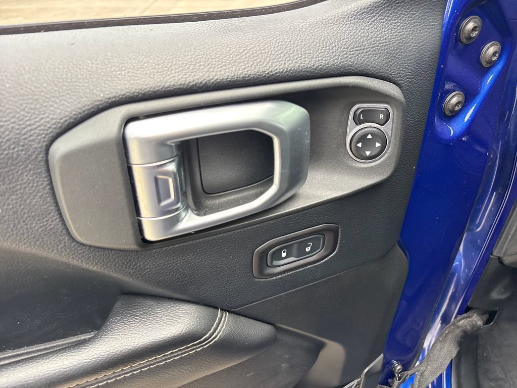 Used 2018 Jeep Wrangler Unlimited Sahara AWD/4WD image 16