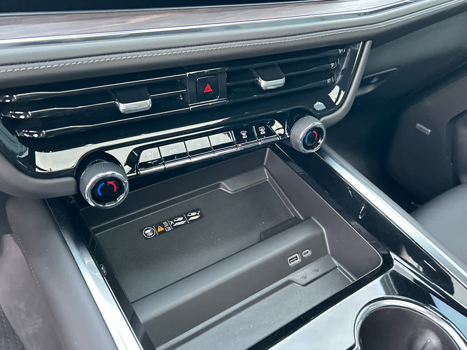 Used 2025 Chevrolet Suburban Z71 w/ Z71 Off-Road Package image 34