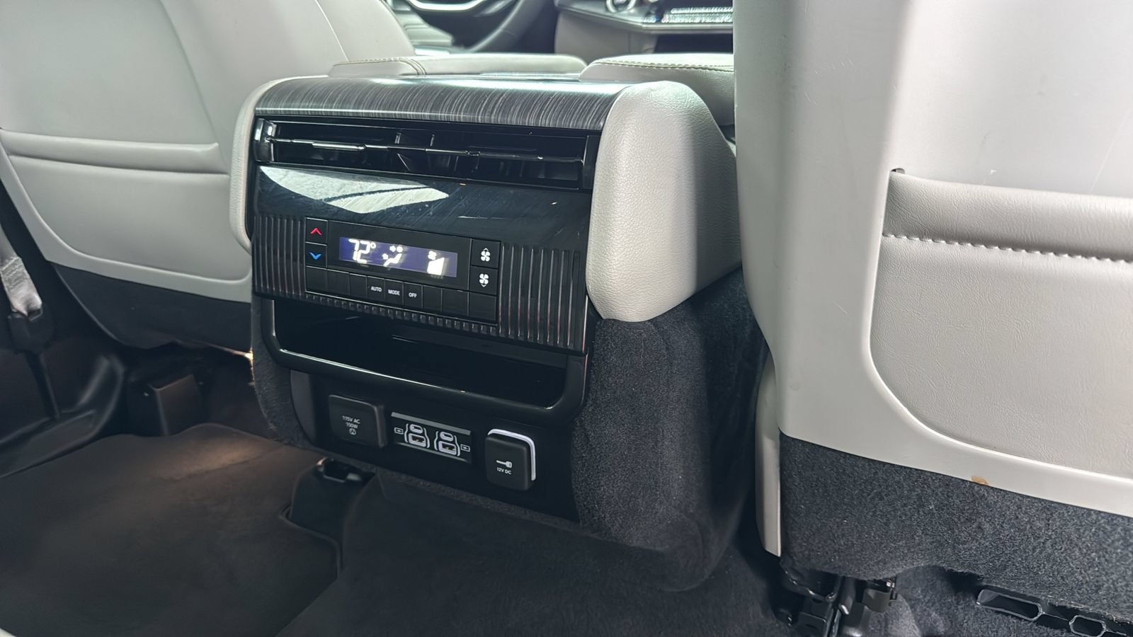 Used 2024 Jeep Wagoneer L Series II RWD image 27