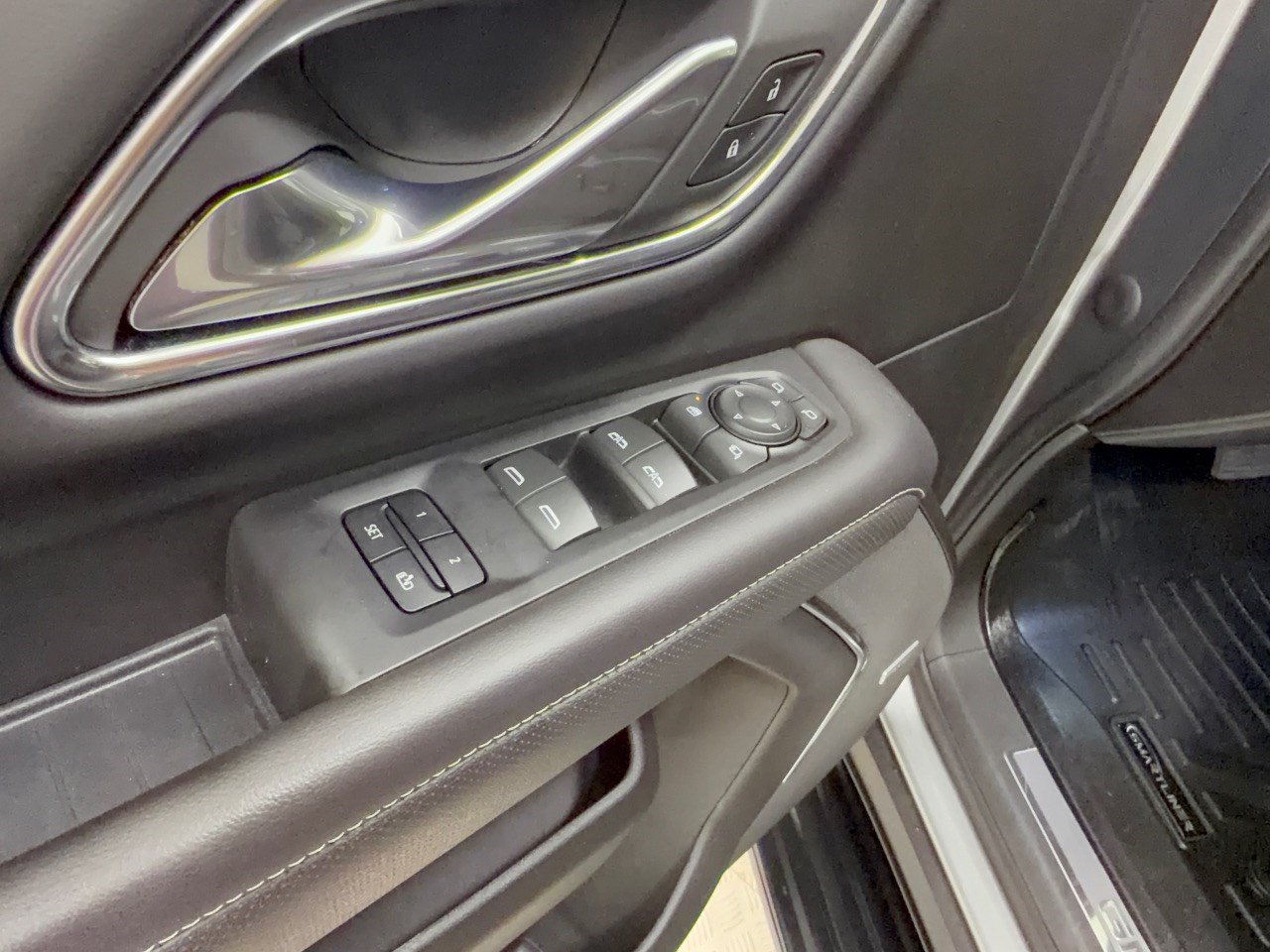 Used 2023 GMC Yukon SLT w/ SLT Luxury Package RWD image 15