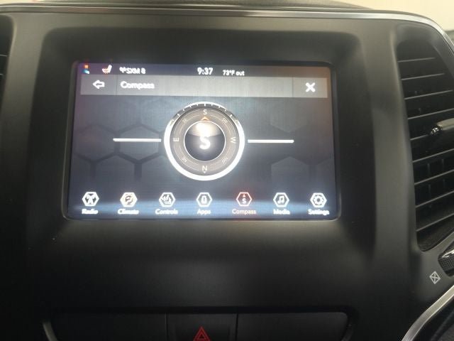 Used 2019 Jeep Cherokee Latitude Plus w/ Cold Weather Group AWD/4WD image 32
