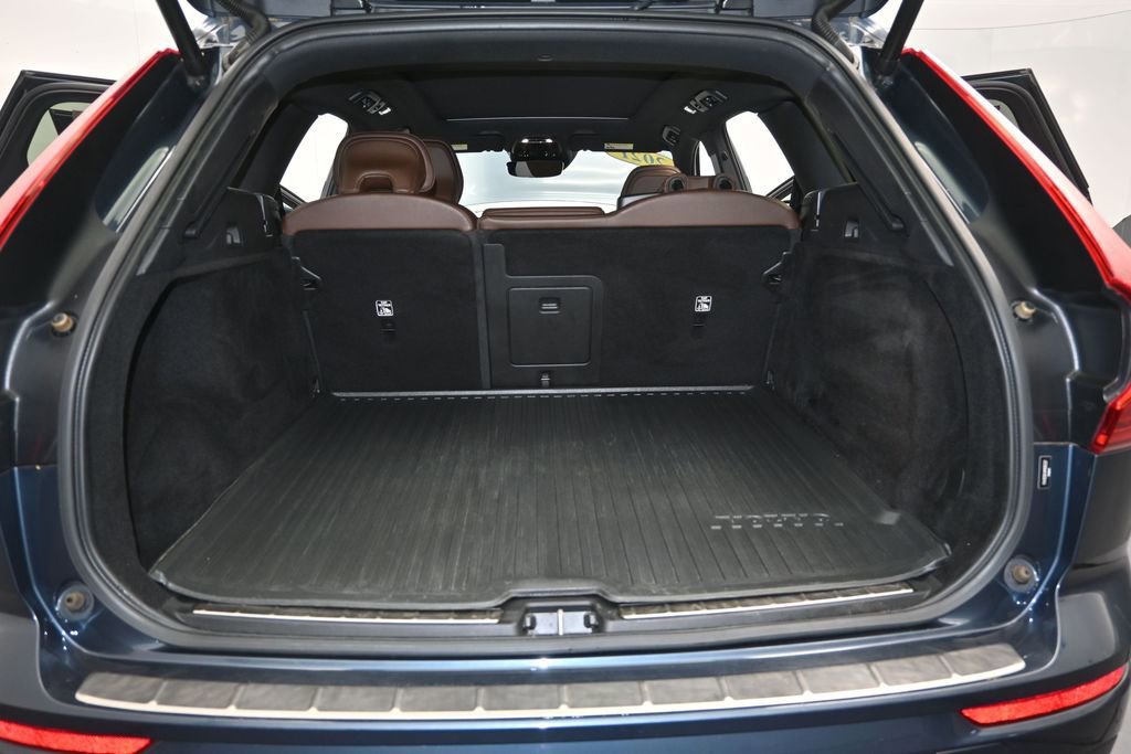 Used 2021 Volvo XC60 T5 Momentum w/ Protection Package Premier FWD image 11