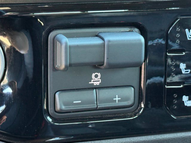 Used 2023 Chevrolet Silverado 1500 High Country w/ Technology Package AWD/4WD image 31