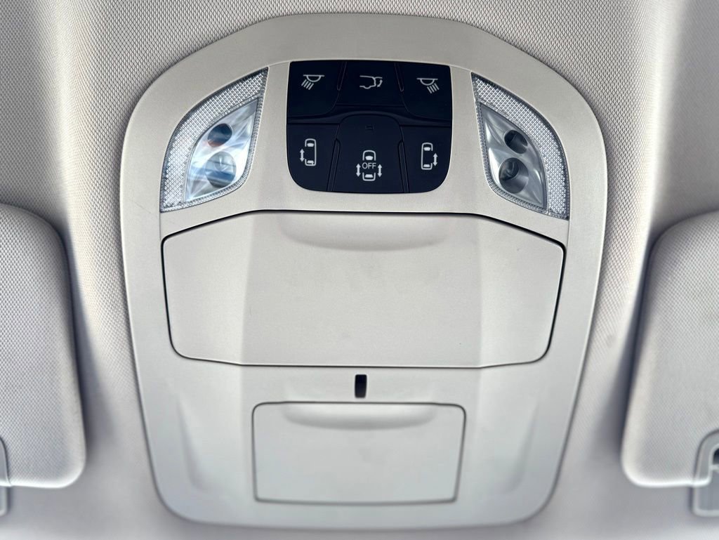 Used 2022 Chrysler Voyager LX image 28