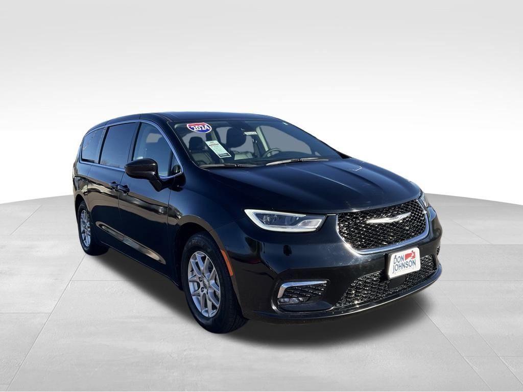 Used 2024 Chrysler Pacifica Touring-L image 8