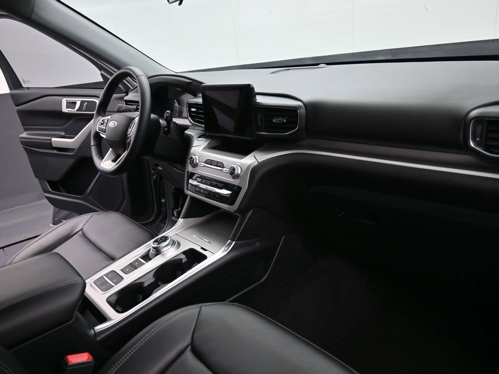 Certified 2021 Ford Explorer XLT w/ Equipment Group 202A image 24