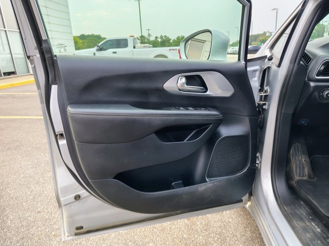 Used 2022 Chrysler Pacifica Touring FWD image 10