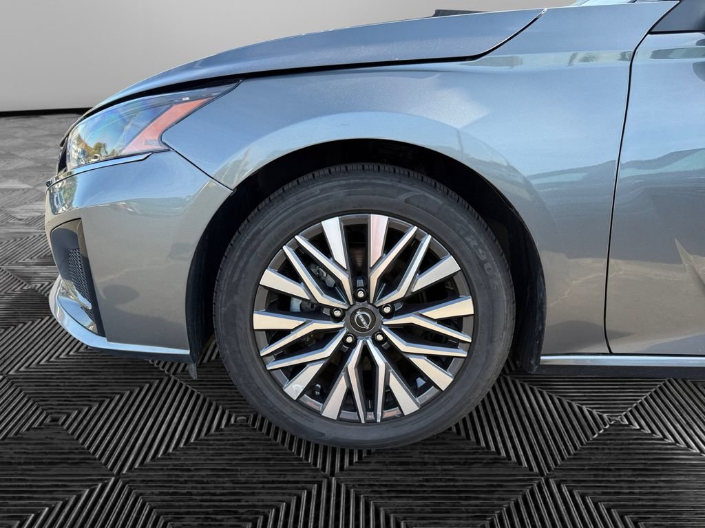 Used 2024 Nissan Altima 2.5 SV FWD image 14