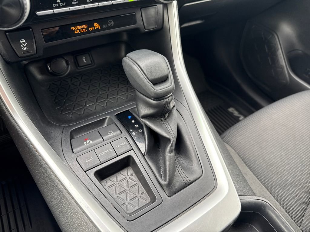 Used 2020 Toyota RAV4 LE image 21