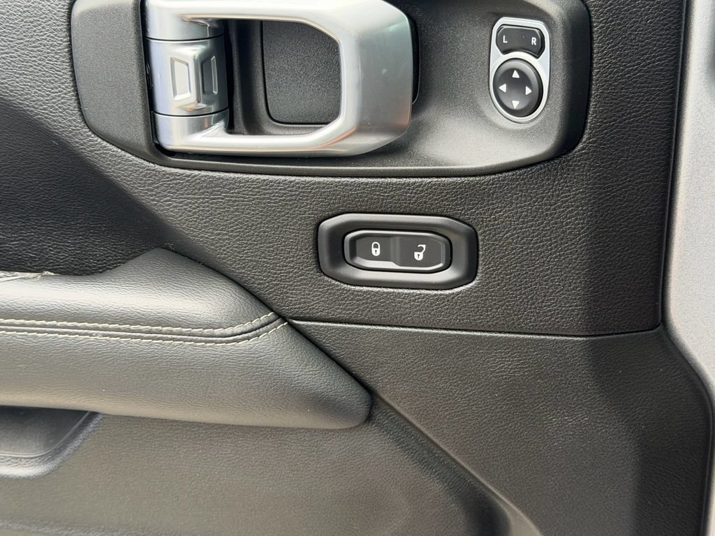 Used 2020 Jeep Gladiator Overland AWD/4WD image 18