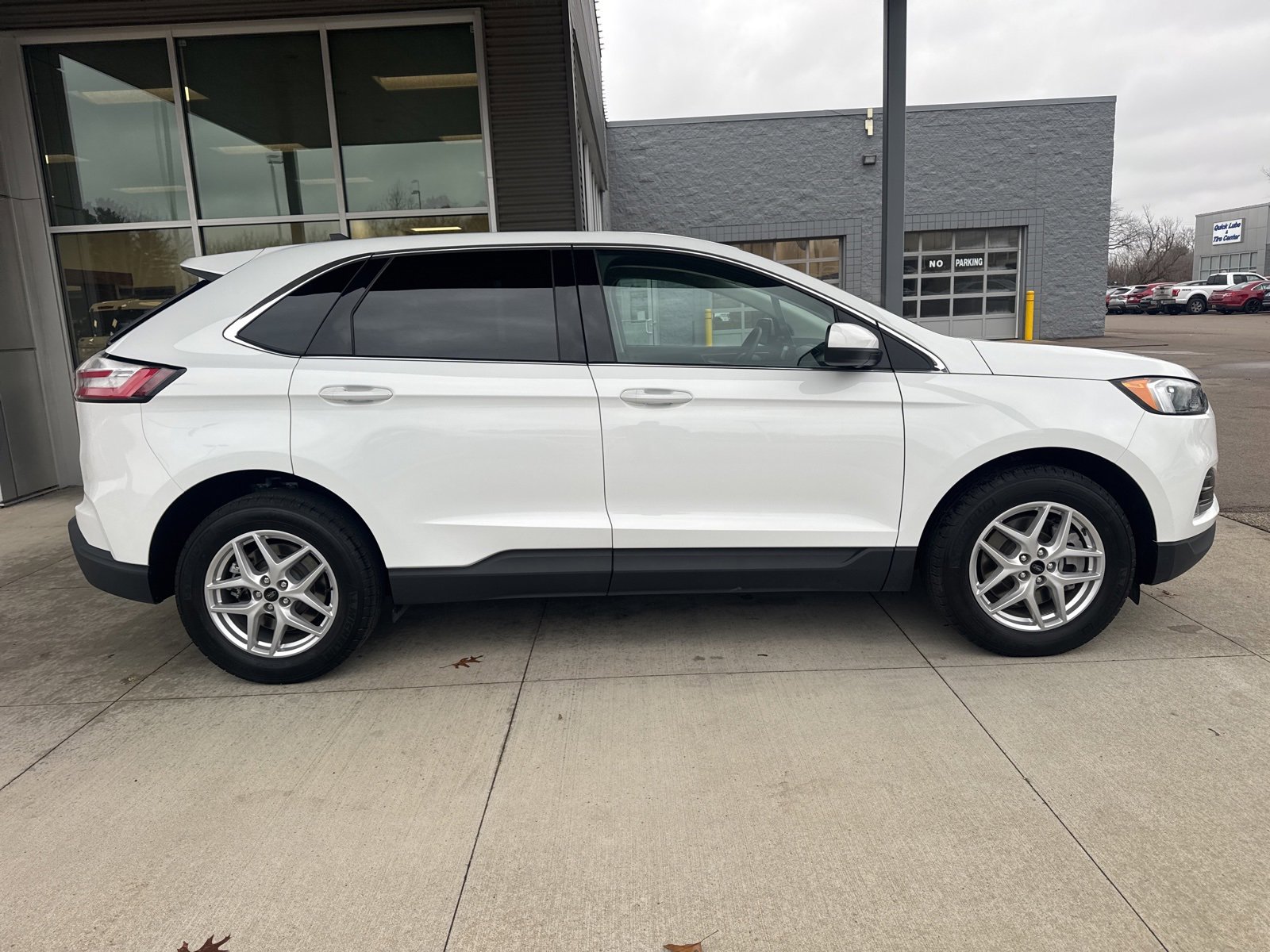 Certified 2024 Ford Edge SEL w/ Convenience Package image 9