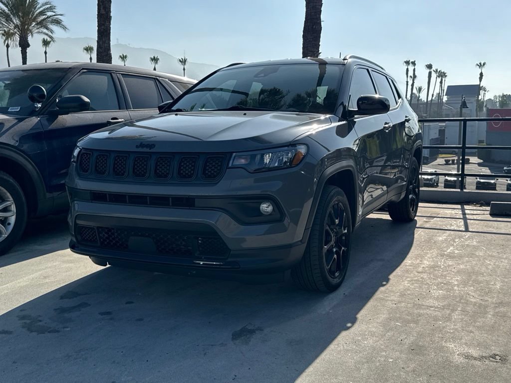 Used 2023 Jeep Compass Latitude AWD/4WD image 3