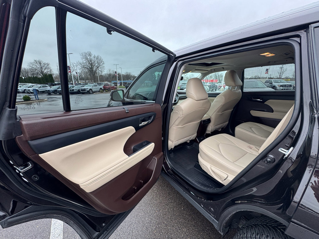 Used 2022 Toyota Highlander XLE AWD/4WD image 23