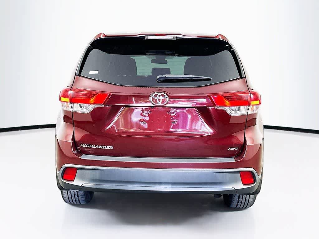 Used 2018 Toyota Highlander LE w/ Carpet Mat Package (TMS) AWD/4WD image 5