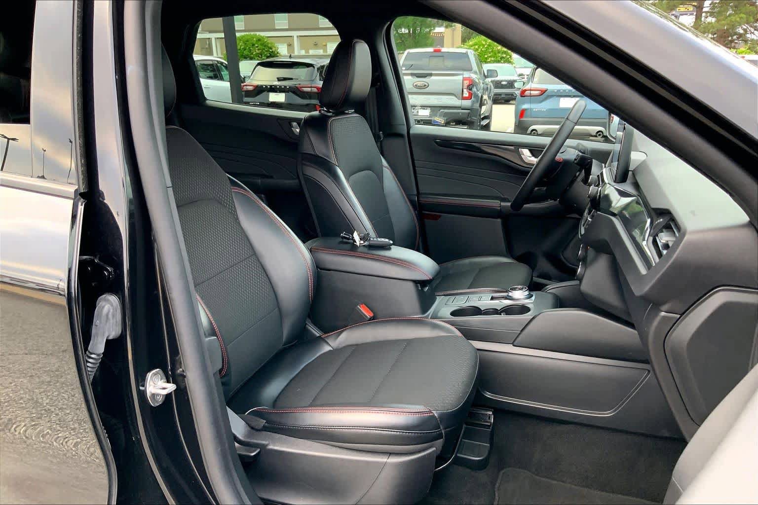 Certified 2025 Ford Escape ST-Line Select AWD/4WD image 9