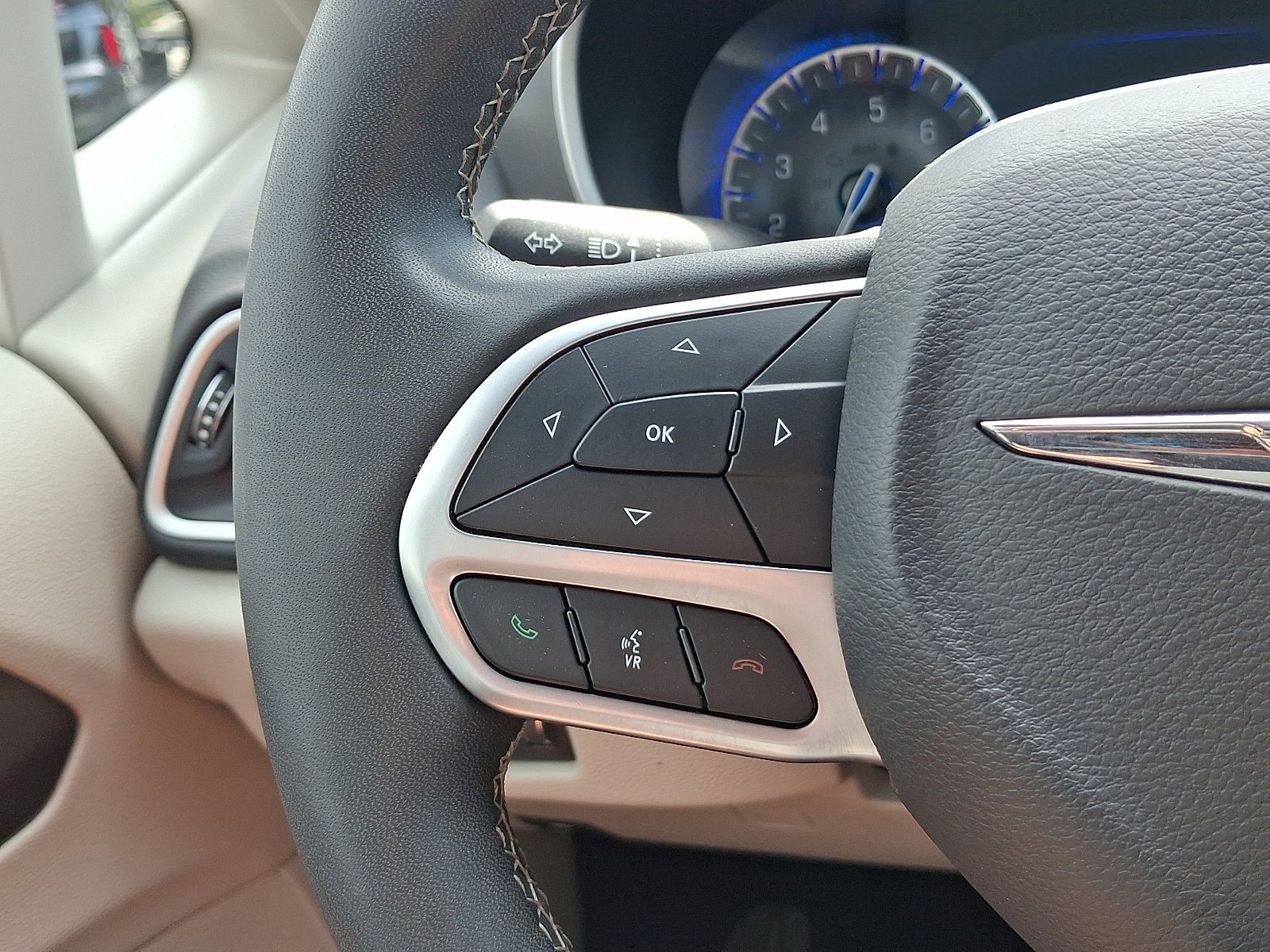 Used 2023 Chrysler Pacifica Touring-L FWD image 21