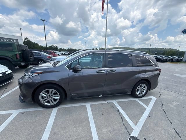 Used 2021 Toyota Sienna Limited FWD image 2